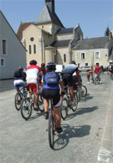 photo de cyclistes passant devant l'église